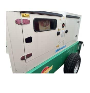 Das Motorpumpenaggregat ist ein tragbares, schallgedämpftes Industrieaggregat, das mit einem verglasten Bedienfeld, Sicherheitswarnschildern und großen Transporträdern ausgestattet ist.