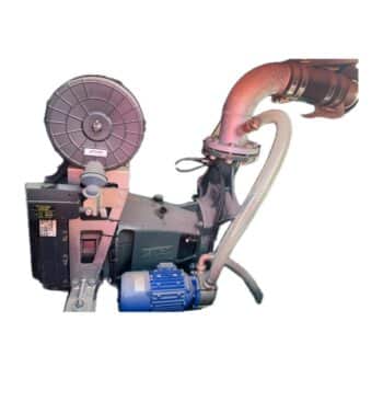 Motorpumpenaggregat mit blauem Elektromotor, Metallrohren, flexiblem Schlauch und kreisförmigem Steuerteil vor weißem Hintergrund.