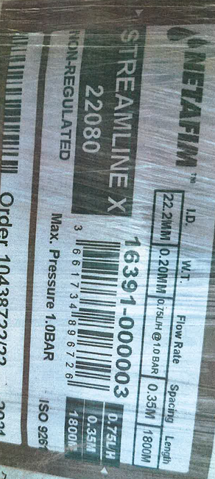 Etikett auf der Verpackung mit Angaben zu NETAFIM Streamline X 22080: Durchflussmenge, Abstand, Höchstdruck und ISO 9295-Code.