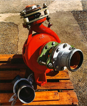 Eine LOEWE Saugpumpe - NEUWERTIG mit ca. 20 Betriebsstunden steht auf einer Holzpalette im Außenbereich, mit grünem Flansch und großem silbernen Rohranschluss. Ein weiteres Rohrstück liegt daneben.