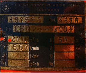 Nahaufnahme eines Metallschildes einer LOEWE Saugpumpe - NEUWERTIG mit ca. 20 Betriebsstunden! mit Modell, Typ, Seriennummer, Datum und technischen Daten in deutscher Sprache.