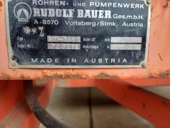 Nahaufnahme eines Herstelleretiketts aus Metall mit der Aufschrift Rainstar Typ 82-360 S mit Modell- und Seriennummern, Rohrmaßen und dem Text Made in Austria.