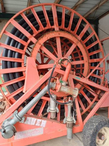 Der Rainstar Typ 82-360 S ist ein großer Industrie-Schlauchtrommel mit aufgerolltem schwarzen Schlauch, montiert auf einem fahrbaren Metallgestell für den Innenbereich, mit sichtbaren mechanischen Komponenten.