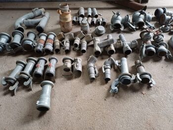 Eine Vielzahl an Beregnungsteilen ist auf einem Betonboden ausgebreitet.