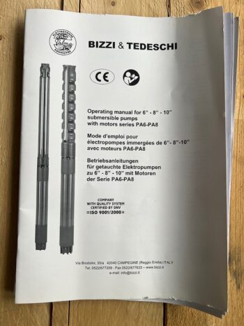 Titelseite der Bedienungsanleitung für den elektrischen Tauchmotor 30 kW BIZZI TEDESCHI, verfasst in Englisch, Französisch und Deutsch, einschließlich Schwarz-Weiß-Abbildungen der Pumpe.