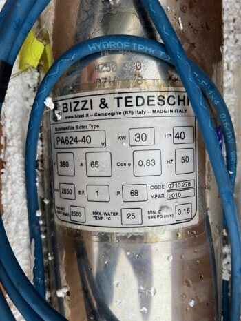 Nahaufnahme eines Etiketts des „Elektrischer Tauchmotor 30 kW BIZZI TEDESCHI“ mit technischen Angaben, darunter die Modellbezeichnung PA624-40, 30 HP, 40 kW, 2850 U/min, hergestellt in Italien im Jahr 2010. Außerdem sind blaue Kabel zu sehen.