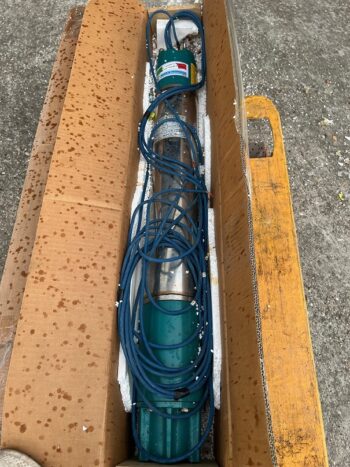 Ein elektrischer Tauchmotor 30 kW BIZZI TEDESCHI mit angeschlossenen blauen Kabeln ist in einem mit weißem Schaumstoff ausgekleideten Karton verpackt, der auf einem Betonboden steht.
